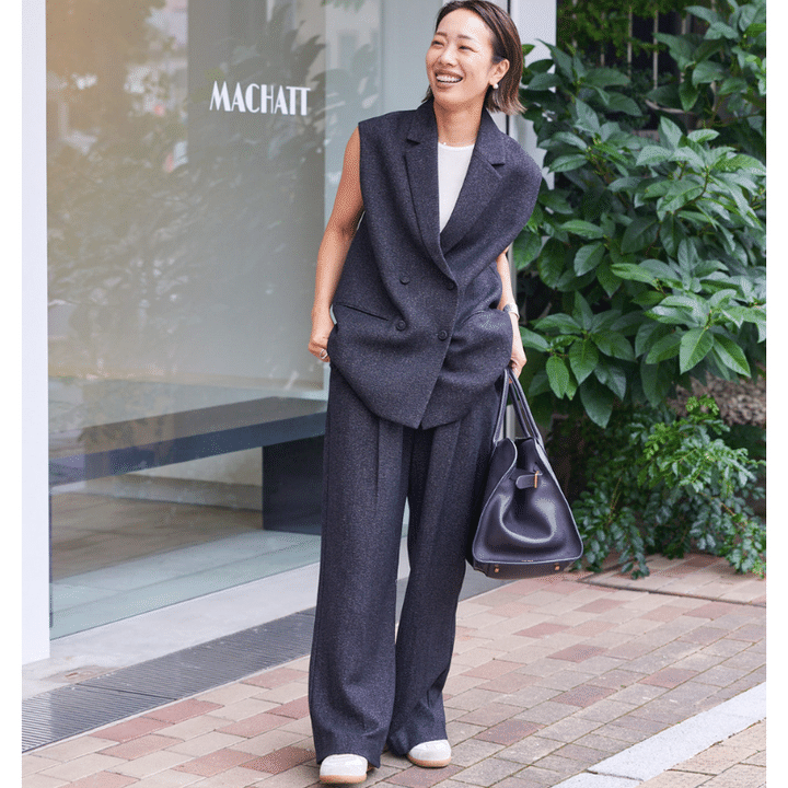 ベスト×グレーパンツの読者スナップの写真