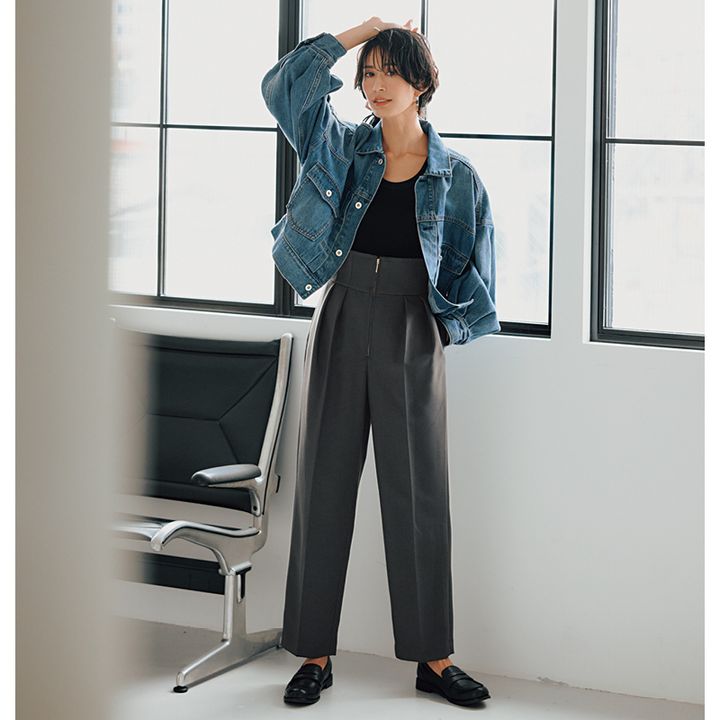 Ｇジャンとグレーパンツコーデの神山まりあさんの写真