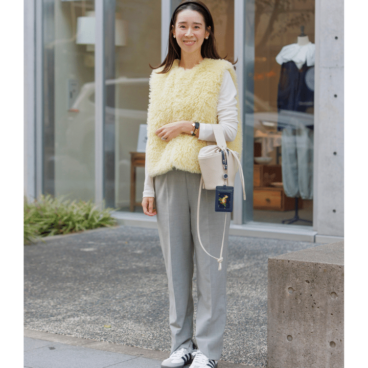 黄色ファーベスト×グレーパンツの読者スナップの写真