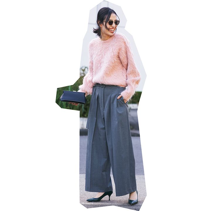 ピンクニット×グレーパンツの岡本あずささんの写真