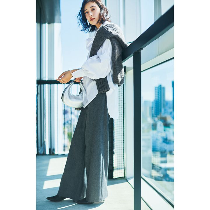 シャツ×カーデ×グレーパンツの岡本あずささんの写真