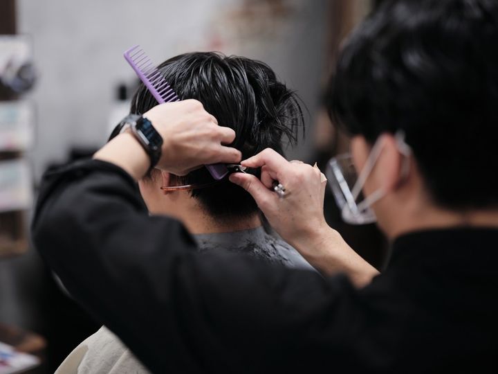 施術中に客にけがをさせてしまったり、客の服をぬらしてしまった場合、美容師はどのように対応する？