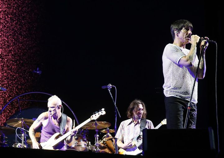 画像1: おとぼけビ〜バ〜がレッド・ホット・チリ・ペッパーズの公演でパフォーマンス