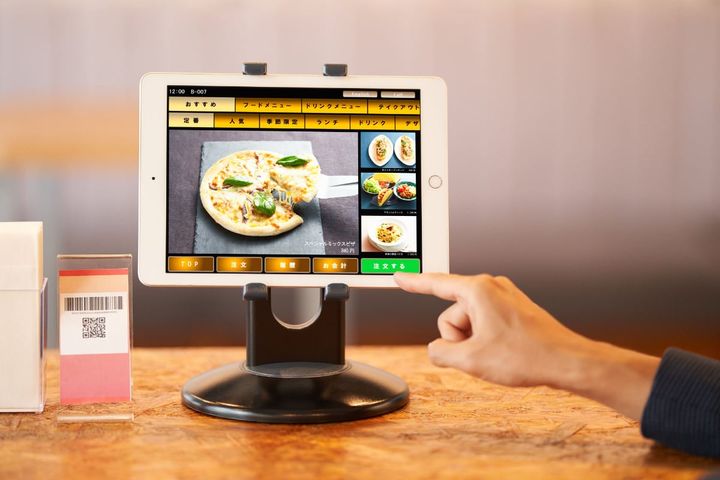 飲食店が注文用のタブレット端末を導入して以降、客数や売り上げが減少傾向に？（画像はイメージ）