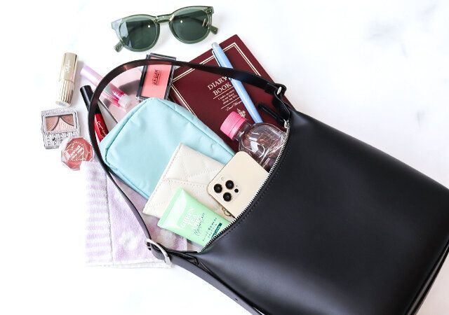 2024ユニクロレザータッチスクエアショルダーバッグレビュー収納力