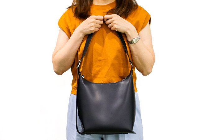 2024ユニクロレザータッチスクエアショルダーバッグレビュー