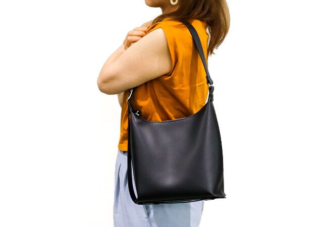 2024ユニクロレザータッチスクエアショルダーバッグレビューコーデ