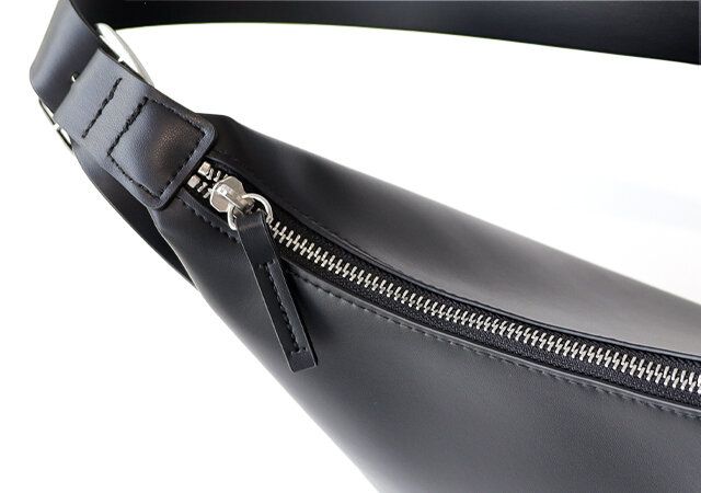 2024ユニクロレザータッチスクエアショルダーバッグレビューファスナー