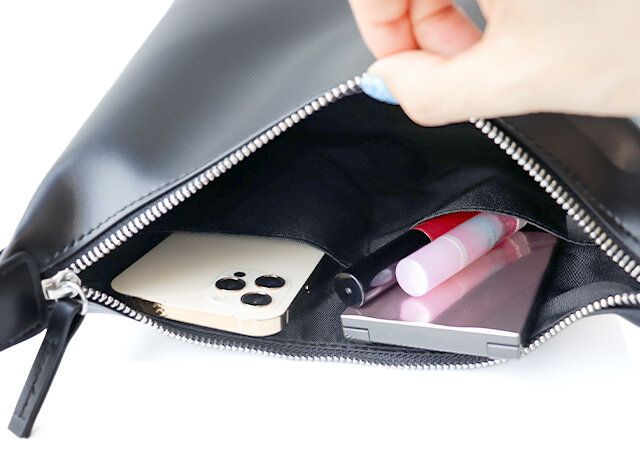 2024ユニクロレザータッチスクエアショルダーバッグレビュー内ポケット