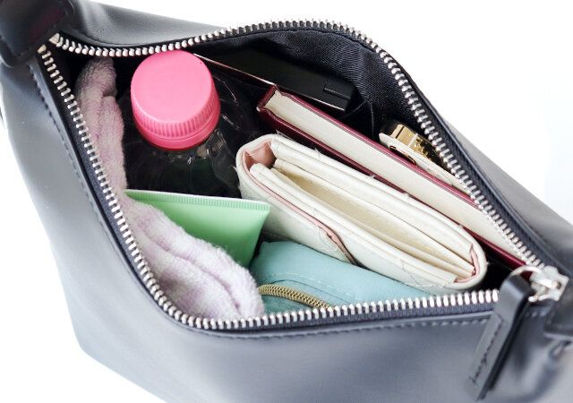 2024ユニクロレザータッチスクエアショルダーバッグレビュー容量