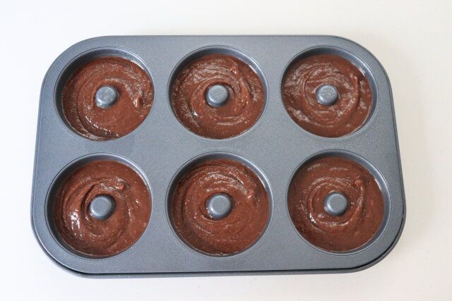 生地を型に入れる