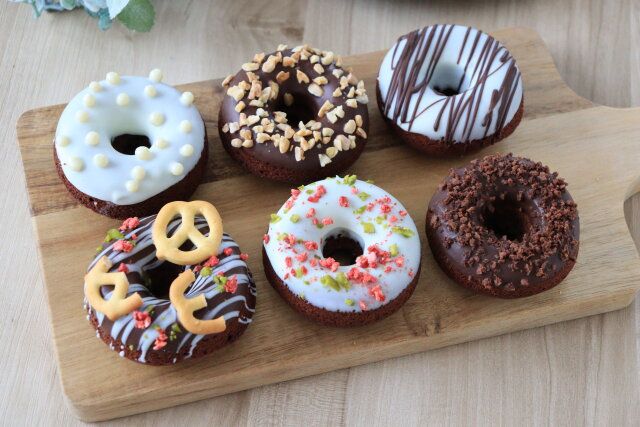 濃厚チョコ焼きドーナツにトッピングする