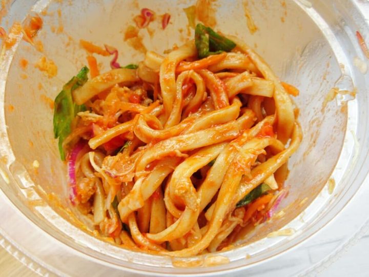 振っておいしいパスタサラダ「スパイシータコス風」を振って完成