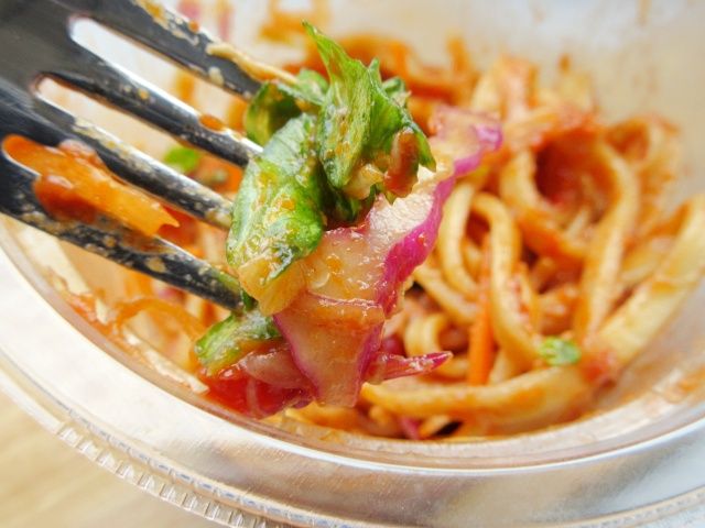 サラダを持ち上げる