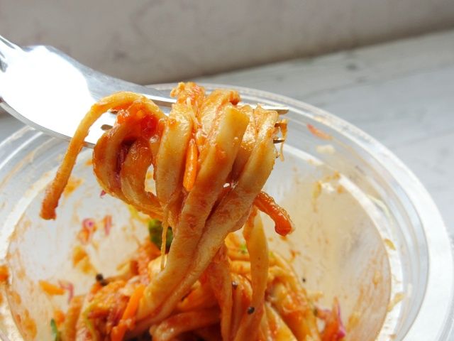 麺を持ち上げる