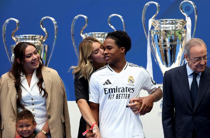 レアルFW18歳エンドリッキ、入団会見で涙…インスタで知り合った“恋人契約”彼女も登場