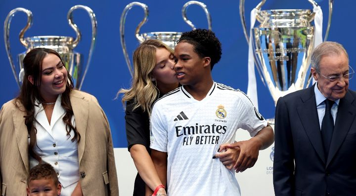 レアルFW18歳エンドリッキ、入団会見で涙…インスタで知り合った“恋人契約”彼女も登場