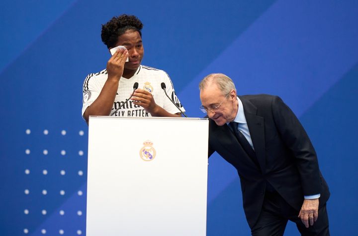 レアルFW18歳エンドリッキ、入団会見で涙…インスタで知り合った“恋人契約”彼女も登場