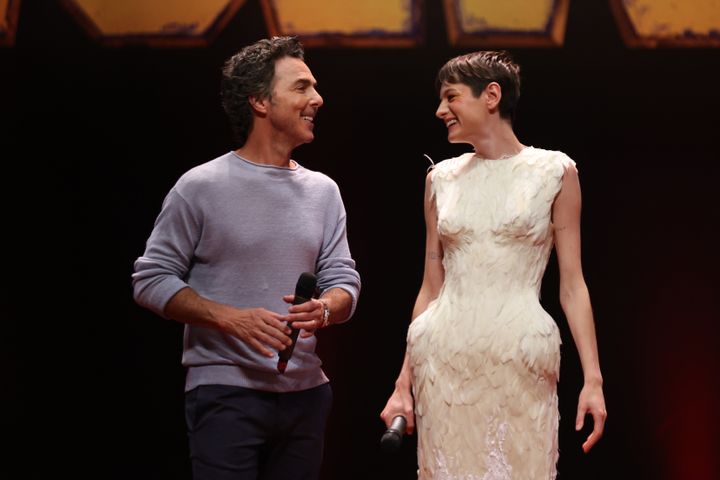 ブラジルのプレミアにはディラーラ フィンディコグルーのドレスを着用。