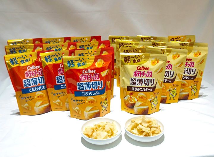 新商品「ポテトチップス 超薄切り」の「こだわりしお味」（左）と「はちみつバター味」