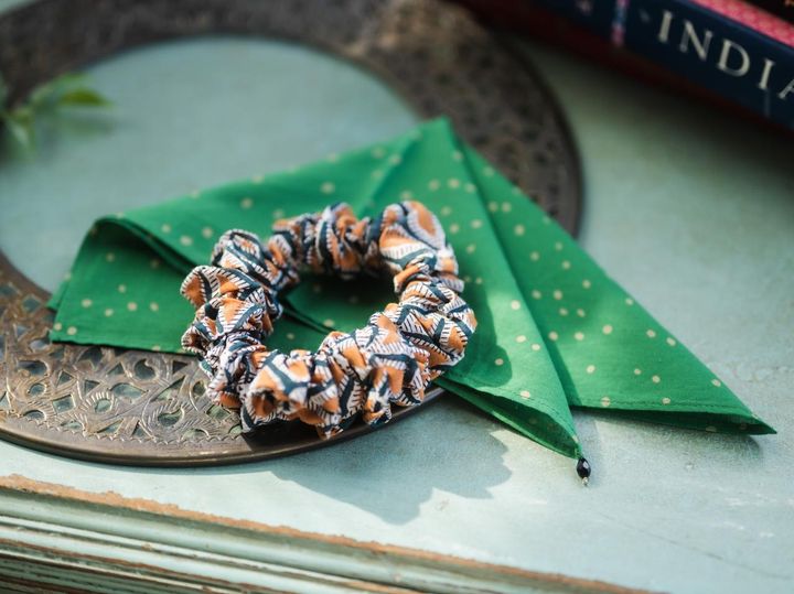 画像: 【アノーキ】のシュシュ、【ヴェルニカ】のハンカチ／ともに本人私物 出典：ftn