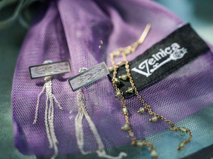 画像: 左から【トウロウ】のピアス、【ヴェルニカ】のピアス／ともに本人私物 出典：ftn