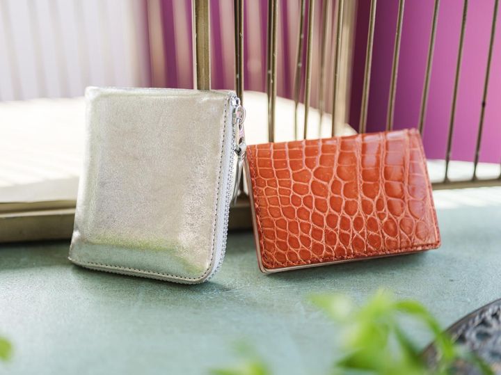 画像: 左から【コムデギャルソン】の財布、【ケンジイケダ】の名刺入れ／ともに本人私物 出典：ftn