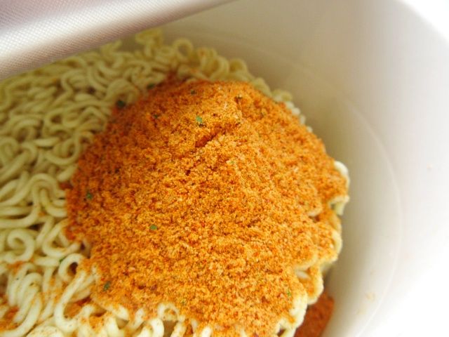 開封した真っ赤なスープの素