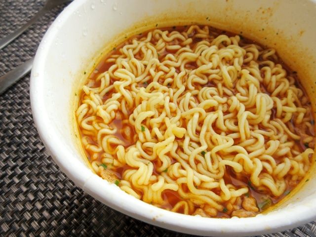 お湯を入れて完成した辛ラーメン スパイシーチキン カップ