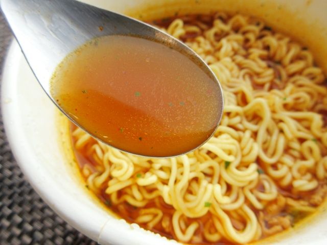 スープをすくう