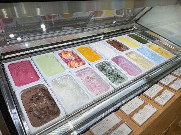 小鳥の器がキュート♪花束のように彩るアイスクリームと器に囲まれて。松陰神社前「POTPURRI」