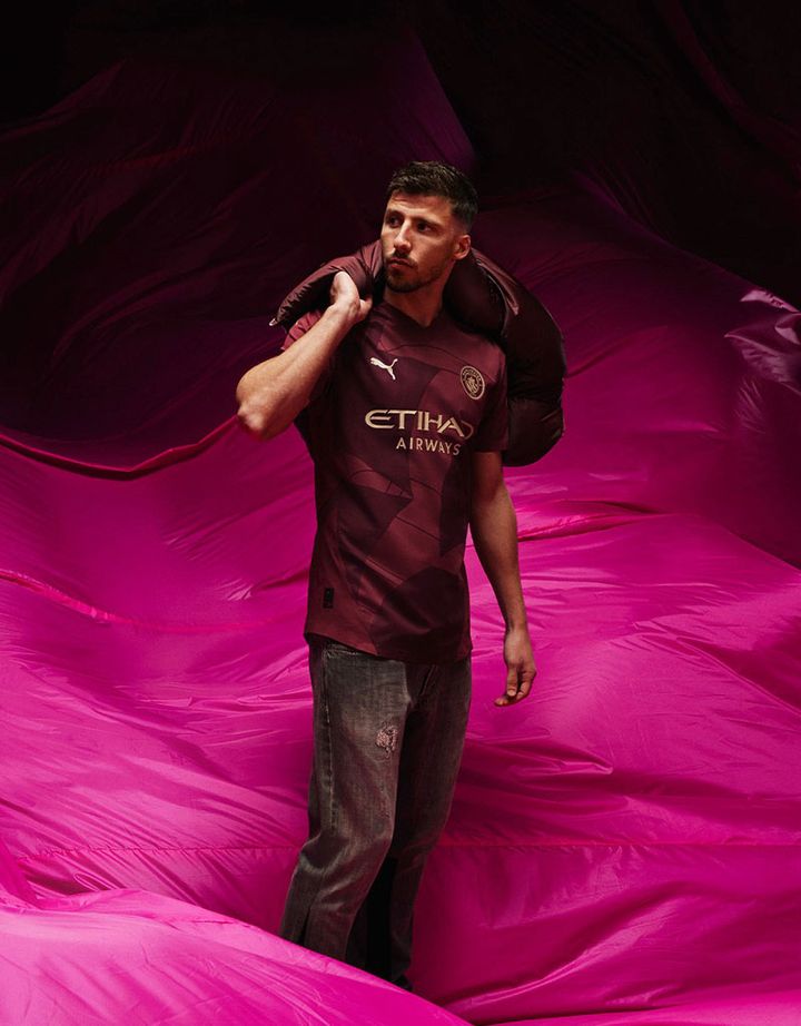 ニューヨークでお披露目！マンチェスター・シティ、「帆船」デザインの新ユニフォームは“進み続ける姿”を表現