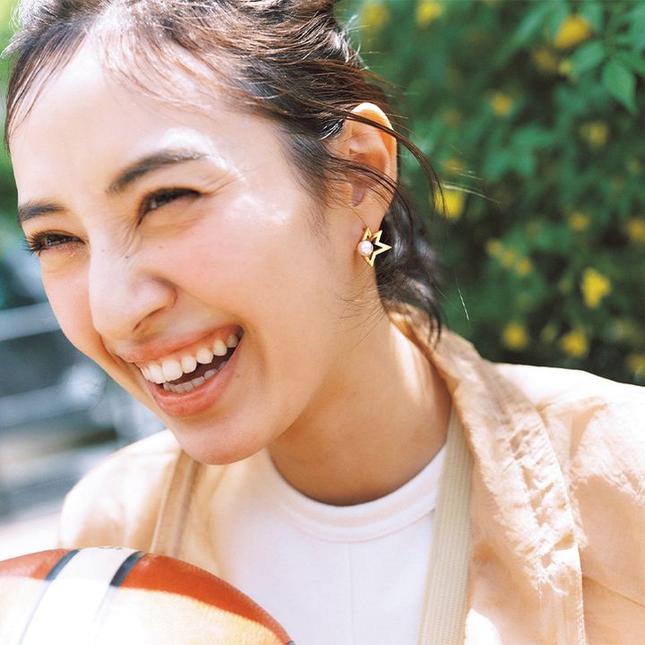 短いおくれ毛があるミディアムヘアのひとつ結びアレンジ