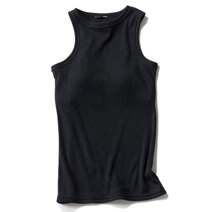 スタイリングのさりげないアシメントリータンク