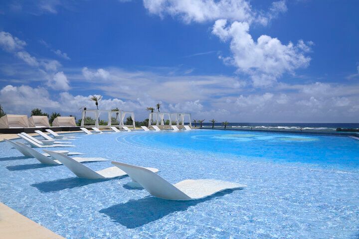 宮古島の丘に佇む楽園♪ 絶景プール付スイートで心と体を解き放つ「シギラベイサイドスイート アラマンダ」