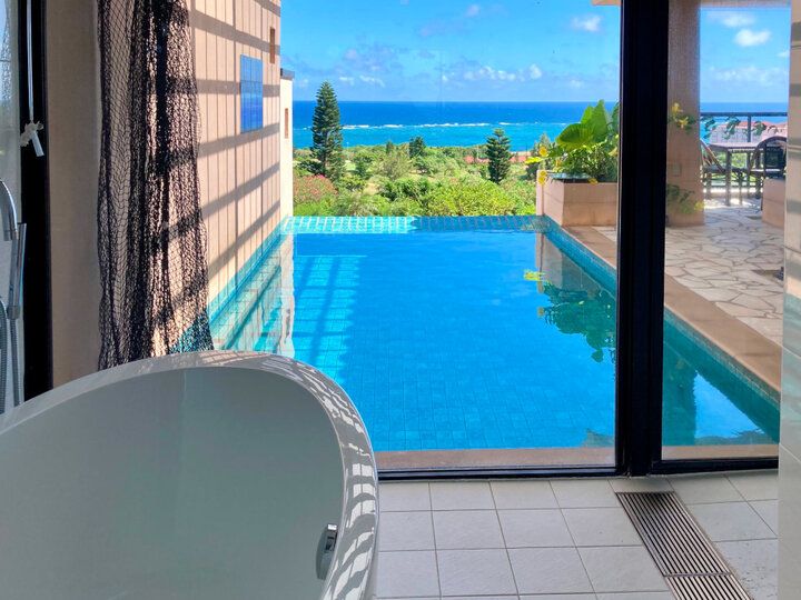 宮古島の丘に佇む楽園♪ 絶景プール付スイートで心と体を解き放つ「シギラベイサイドスイート アラマンダ」