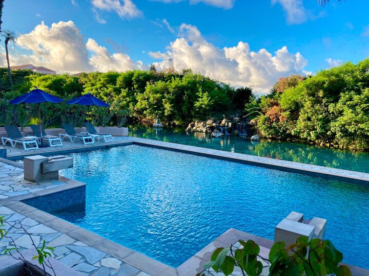 宮古島の丘に佇む楽園♪ 絶景プール付スイートで心と体を解き放つ「シギラベイサイドスイート アラマンダ」