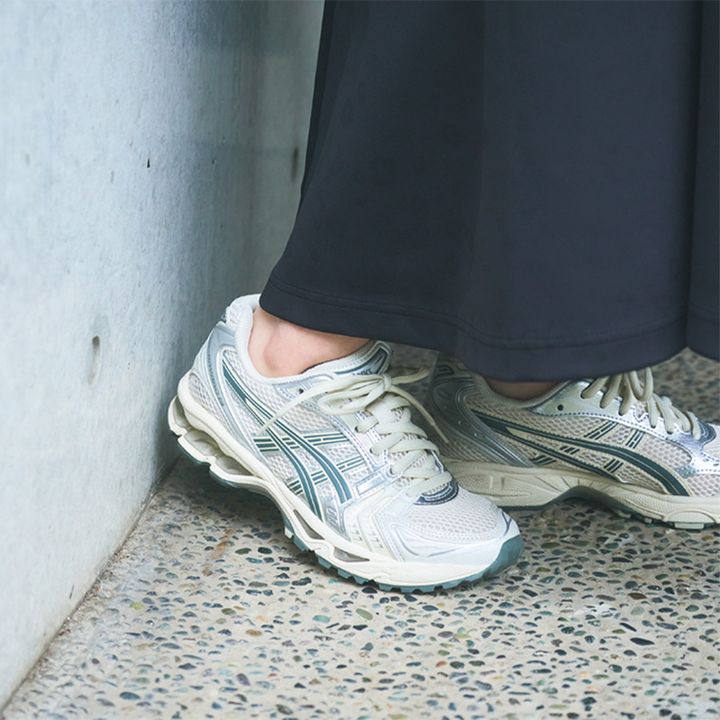 ワンピースの足元はアシックスのゲルがお決まり