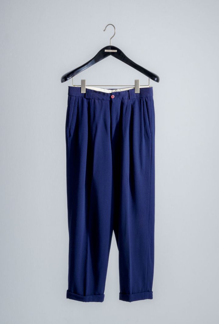 〈ジョルジオ アルマーニ〉のソフトスーツ