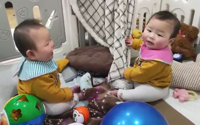 双子ベビーの兄が突然笑いのツボに入ったワケ