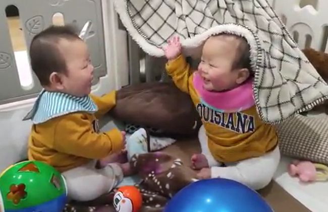 双子ベビーの兄が突然笑いのツボに入ったワケ