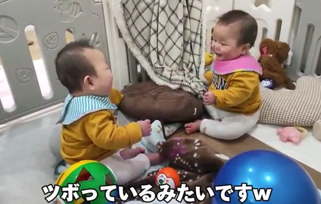 双子ベビーの兄が突然笑いのツボに入ったワケ