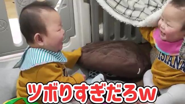 双子ベビーの兄が突然笑いのツボに入ったワケ