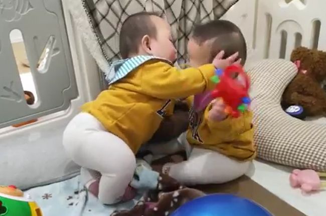 双子ベビーの兄が突然笑いのツボに入ったワケ