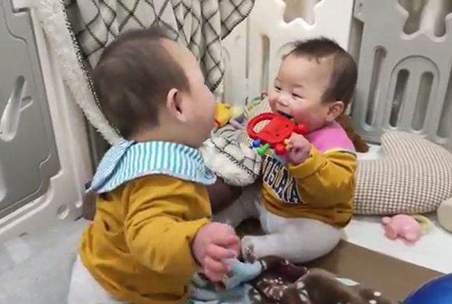 双子ベビーの兄が突然笑いのツボに入ったワケ