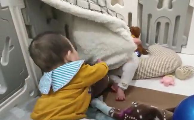 双子ベビーの兄が突然笑いのツボに入ったワケ