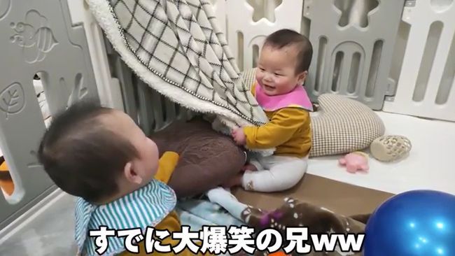 双子ベビーの兄が突然笑いのツボに入ったワケ
