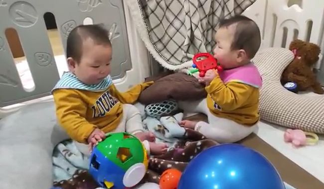 双子ベビーの兄が突然笑いのツボに入ったワケ