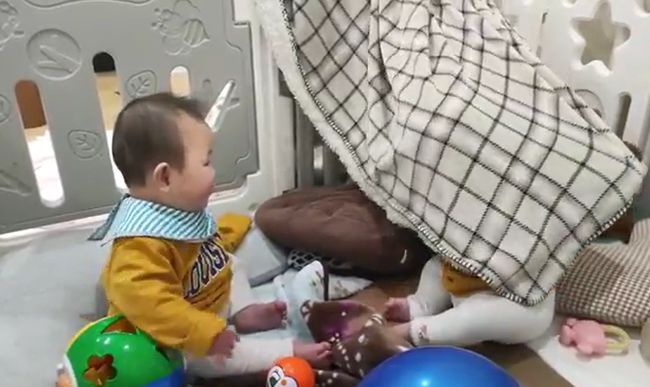 双子ベビーの兄が突然笑いのツボに入ったワケ