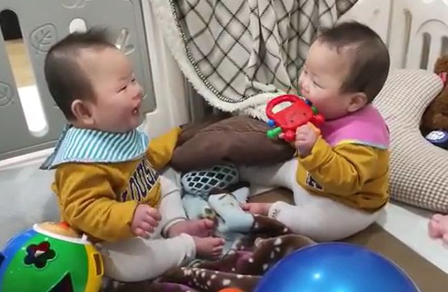 双子ベビーの兄が突然笑いのツボに入ったワケ